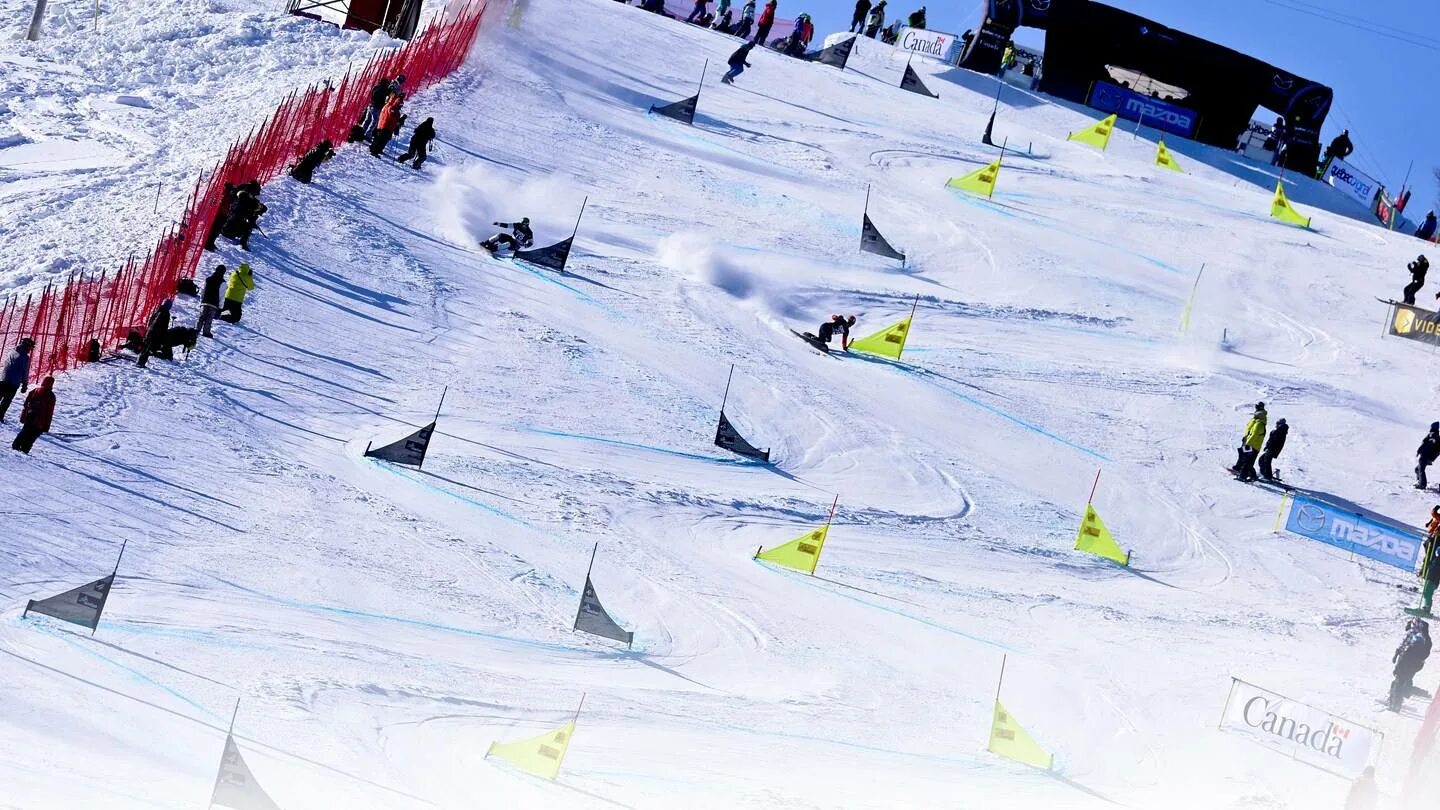 Skiing track. Параллельный слалом горные лыжи. Горнолыжная трасса слалом. Трасса для сноуборда. Горнолыжная трасса с флажками.