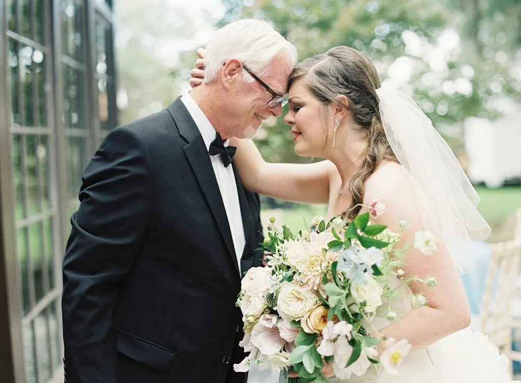 Отец дочери невесте. Танец невесты с отцом. Отец дочери невесте. Папа на свадьбе дочери. Отец невесты на свадьбе.