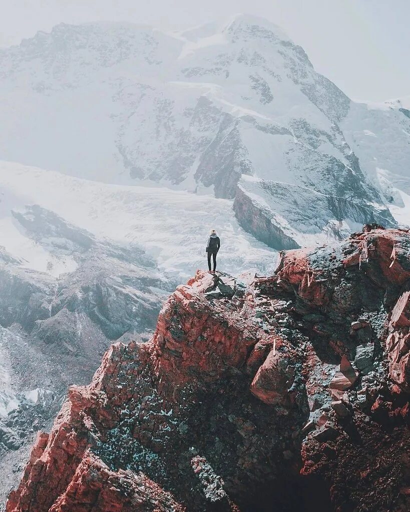 Счастье в горах слова. Высказывания про горы. Счастье в горах надпись. Высказывания про горы. Красивые фразы про горы.