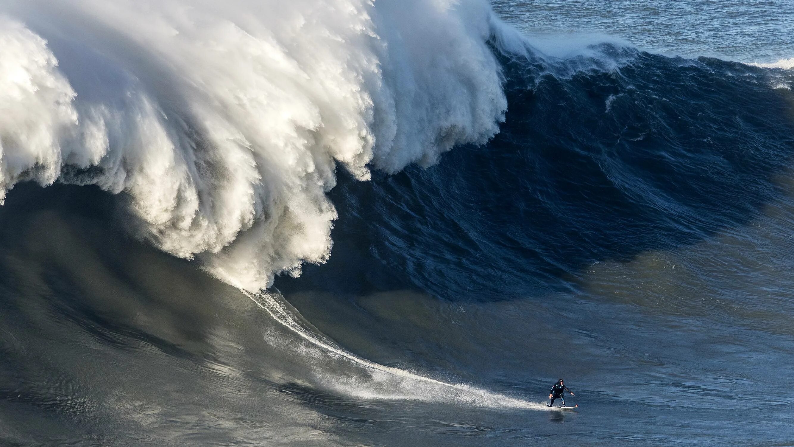 Самая высокая волна. Тихий океан волны ЦУНАМИ. Гигантские волны в Назаре Португалия. Португалия волны 30 метров. Португалия волны 30 метров серфинг.