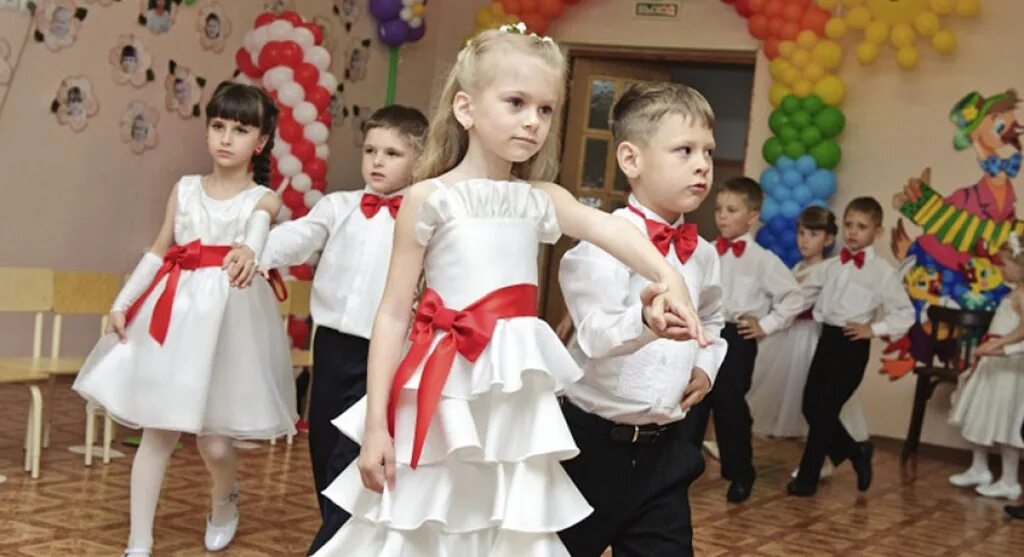 Выпускной в детском саду. Одежда на выпускной в детском саду. Платье на выпускной в детский сад. Выпускной в детском саду в стиле. Сценарий выпускного в детском саду современный 2024