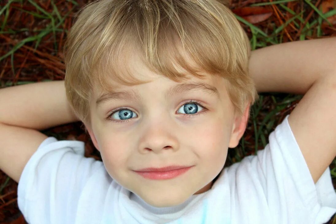 Cute little boy. Мальчик блондин с голубыми глазами. Зеленоглазый блондин. Мальчики с голубыми глазками.