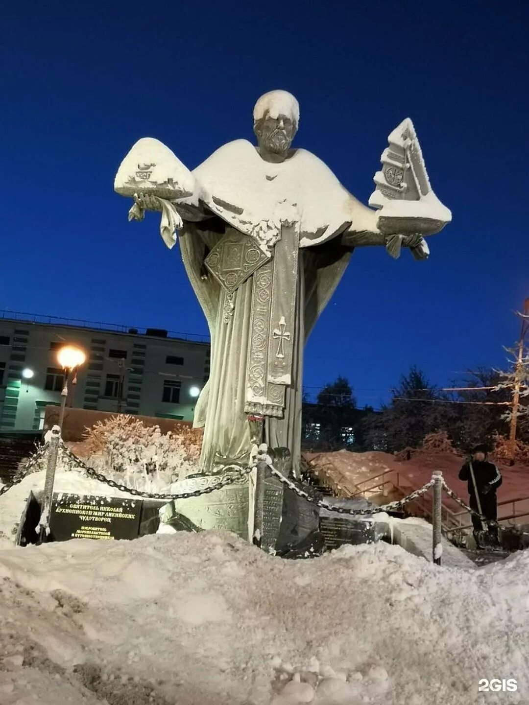 Мурманск маяк памятник морякам погибшим. Маяк мурманск памятник. Памятник ждущей в мурманске зимой. Мемориальный комплекс морякам мурманск. Мурманск мемориал морякам погибшим в мирное.