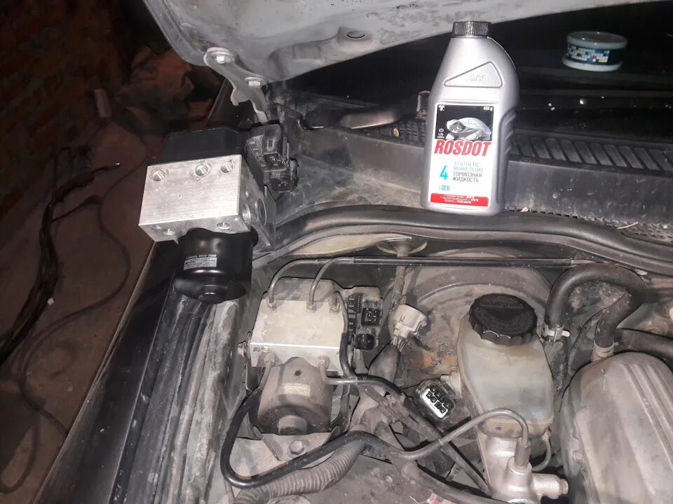 Как прокачать блок абс. Problem abs bmw e38. Прокачка абс монтеро 3 без сканера. Где расположен. Аккорд 5 блок абс.