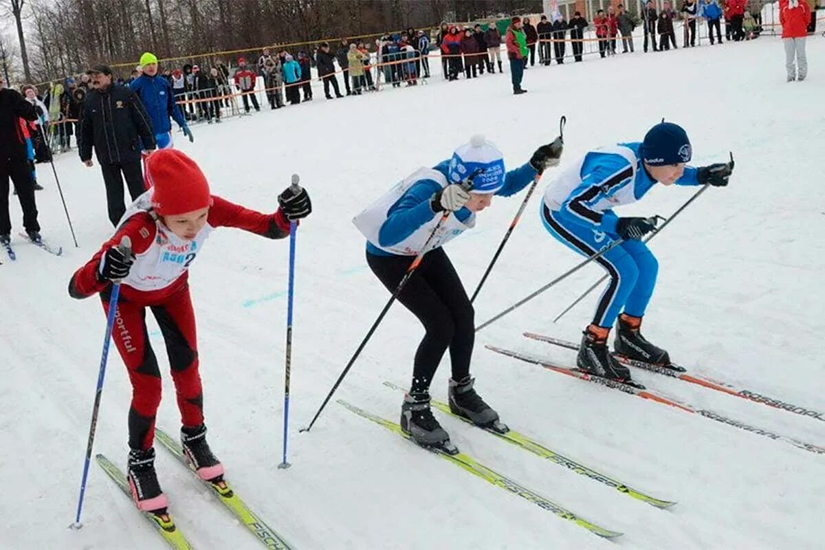 Спортивные школы лыжи. Лыжные соревнования. Лыжи в школе. Лыжный спорт дети. Лыжные гонки школьники.