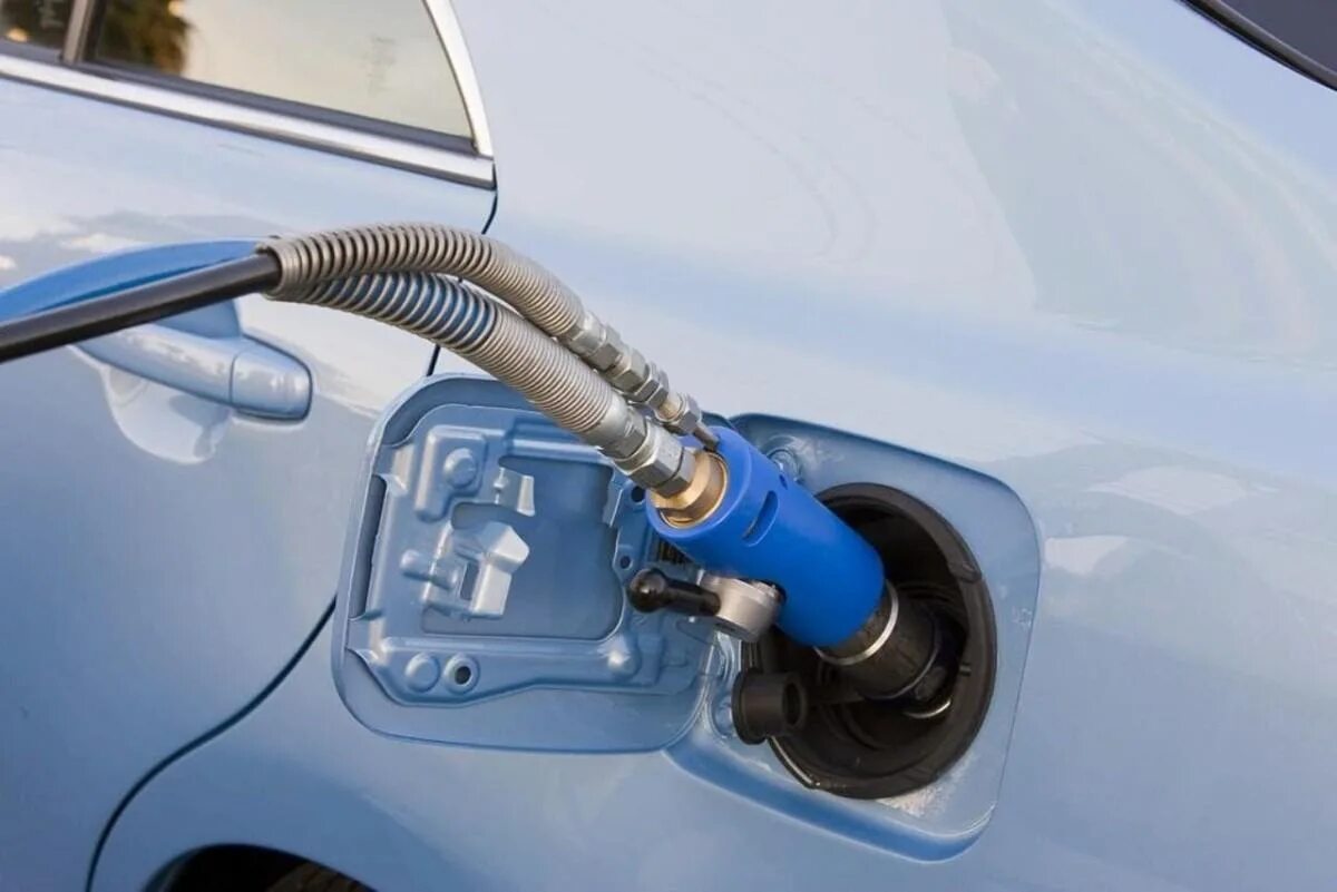 Газомоторное топливо автомобиль. Газовое топливо для автомобилей. Заправка автомобиля. В качестве газового топлива используют