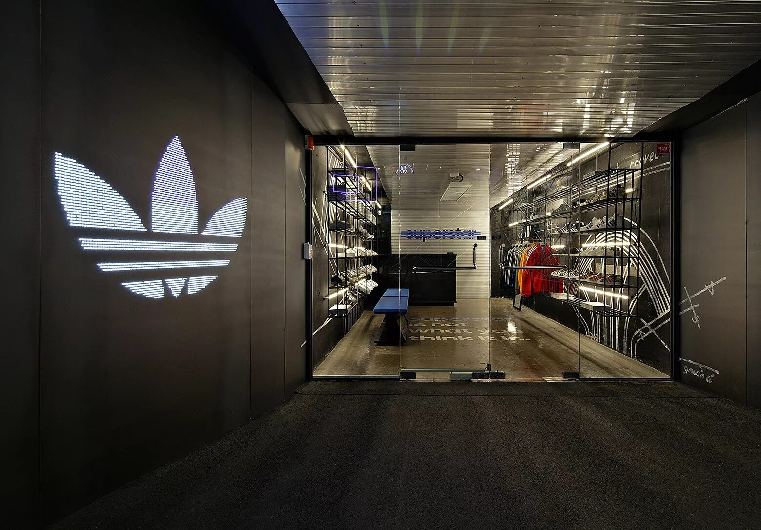 Adidas Store. Витрина магазина адидас. Adidas vitrina shop. Магазин adidas интерьер.