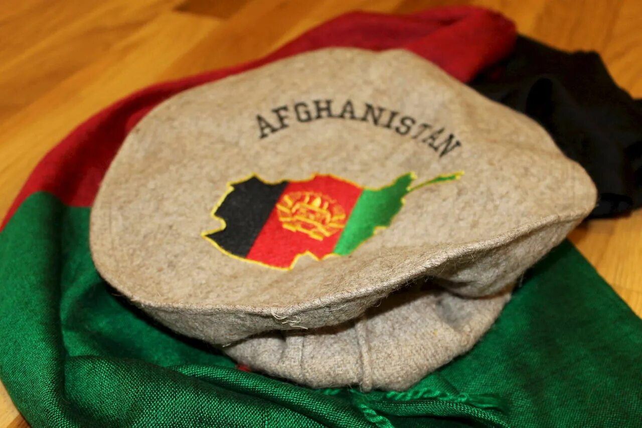 Сувениры афганцам. Национальный головной убор афганцев. Афганская атрибутика. Афганская Национальная шапка. Что означает слово шурави
