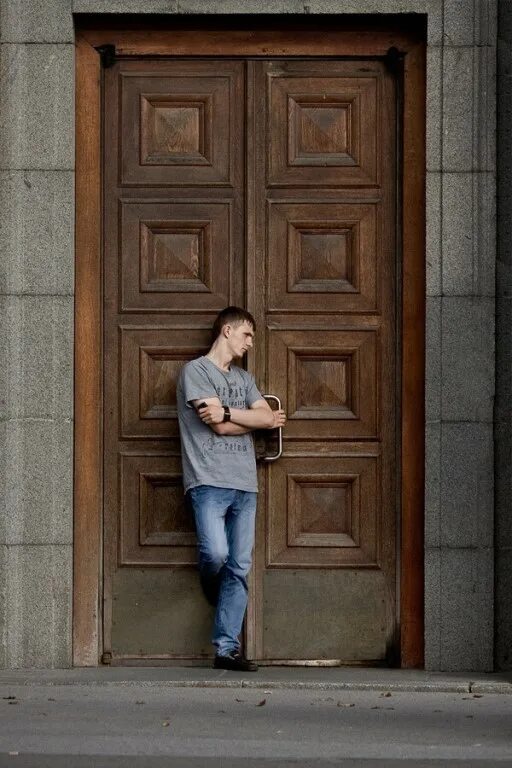 парень у двери. вышел из дома вопрос. дом с сердцем из окон. выходит из дома. вышел из дома вопрос.