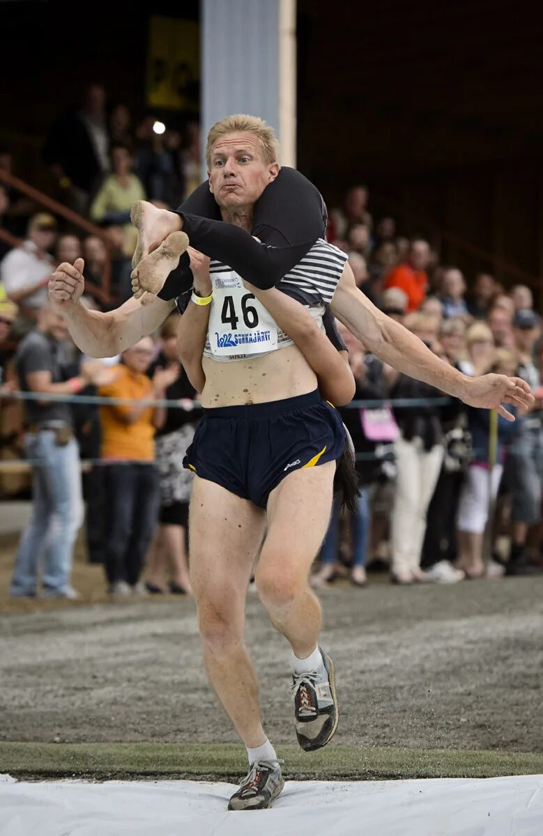 бег с женами в финляндии. World carried. финский забег с женами. человек на плечах. бег с женой.