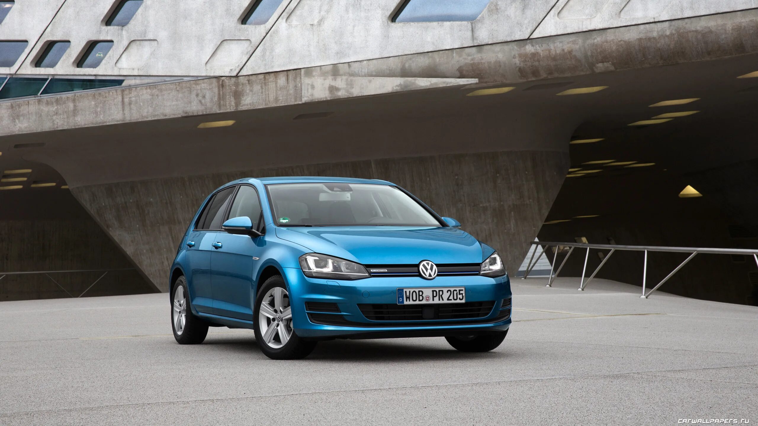 Volkswagen описание. VW Golf 7 TGI. Golf 2014. Golf TGI BLUEMOTION. Фольксваген гольф 2014.