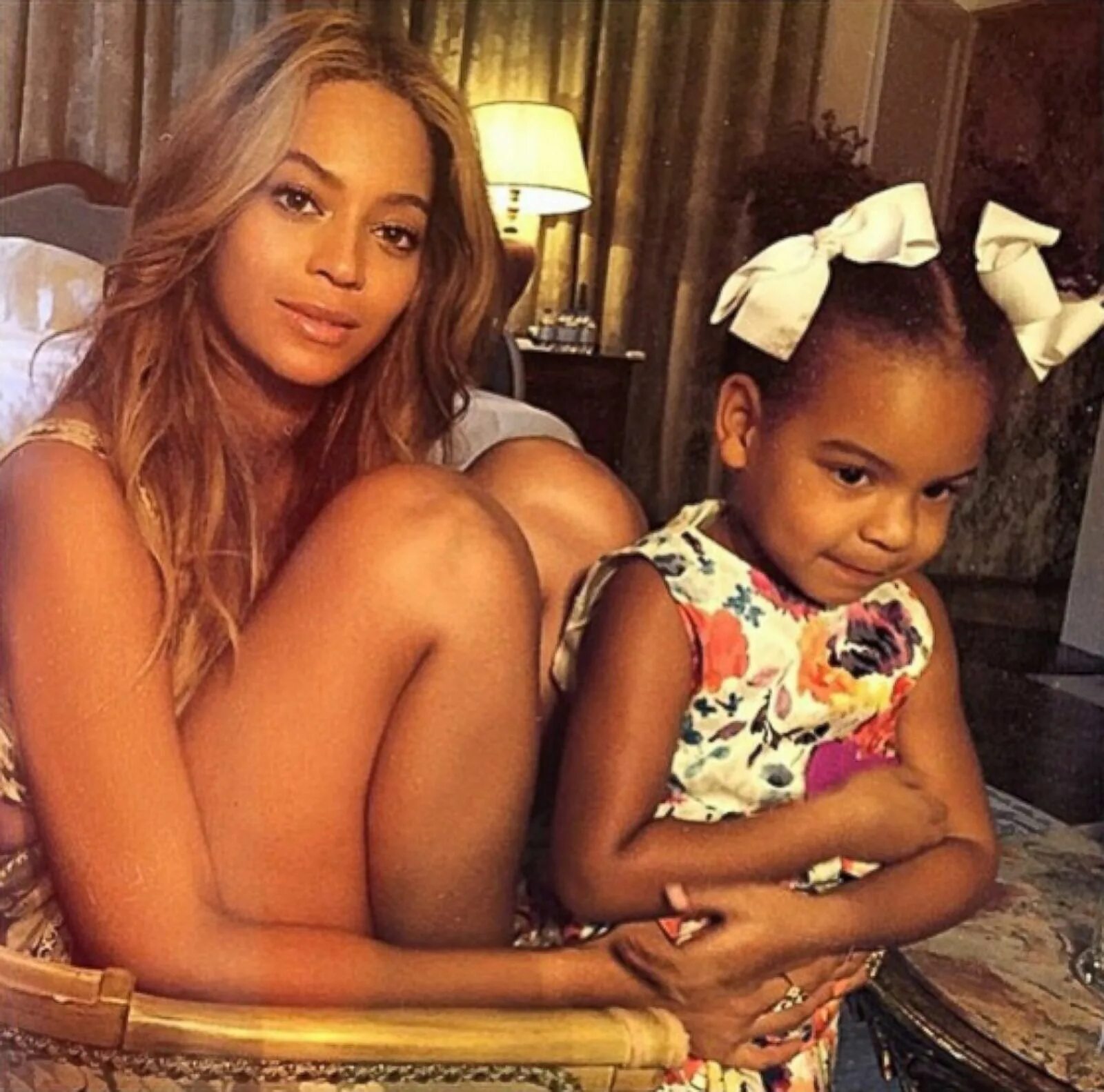 Beyonce daughter. Бейонсе и Блю Айви. Блю Айви дочь Бейонсе. Бейонсе с дочкой 2013. Дочь Бейонсе и Джей-зи.