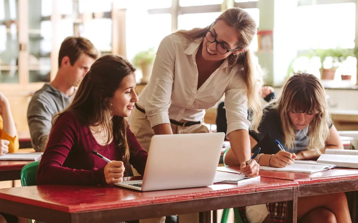 Связь преподавателя и студента. Педагог и студент. Преподаватель и студент. Подросток и учитель. Учитель и студенты.