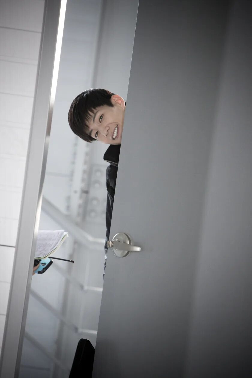 Девушка за дверью. Подсматривает за дверью. Подсматривает в замочную скважину. Выглядывает из за двери. Ребенок выглядывает из за двери.