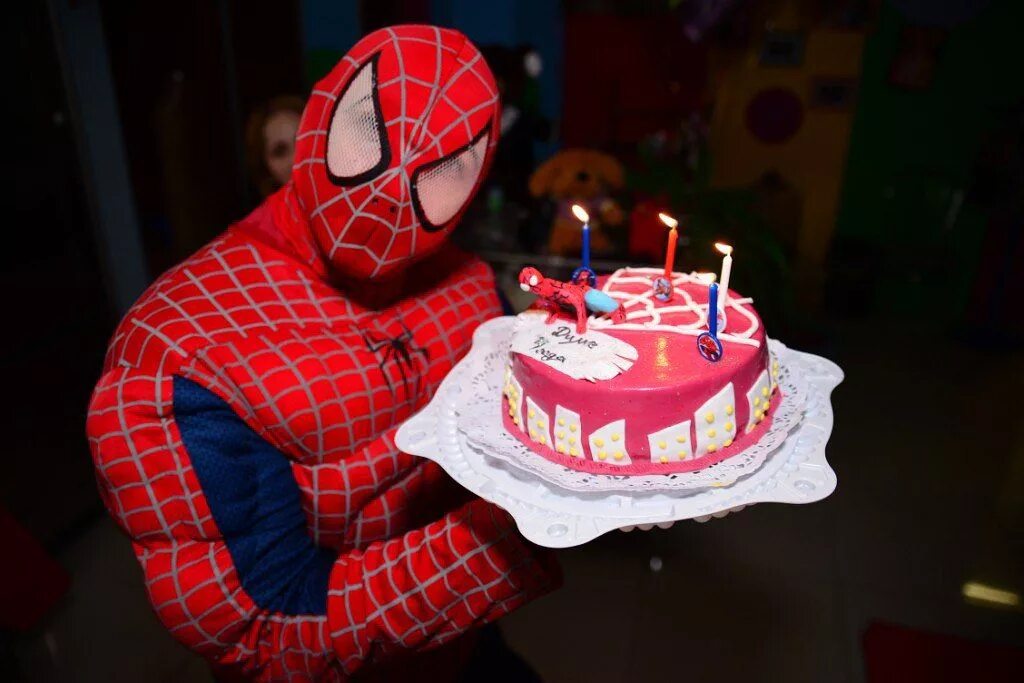 Человек паук с днем рождения. С днем рождения Спайдермен. С днём рождения мальчику человек паук. Спайдермен поздравляют с днем рождения.