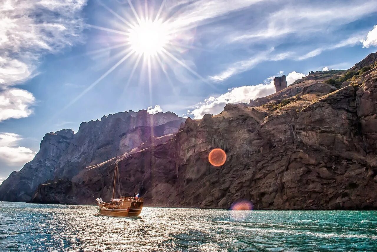 Солнечные дни в крыму. Крым солнце. Море горы солнце. Море солнце Крым. Крым яркое солнце.