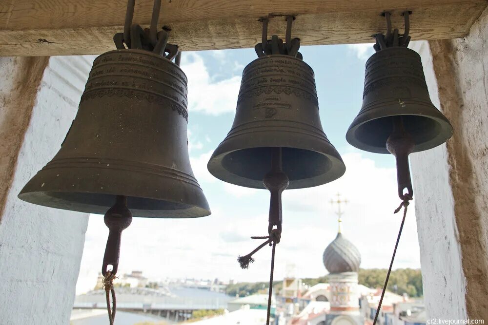 Набат на колокольне. Колокольная храма Звонарь. Пасхальные колокола. Колокола в церкви.