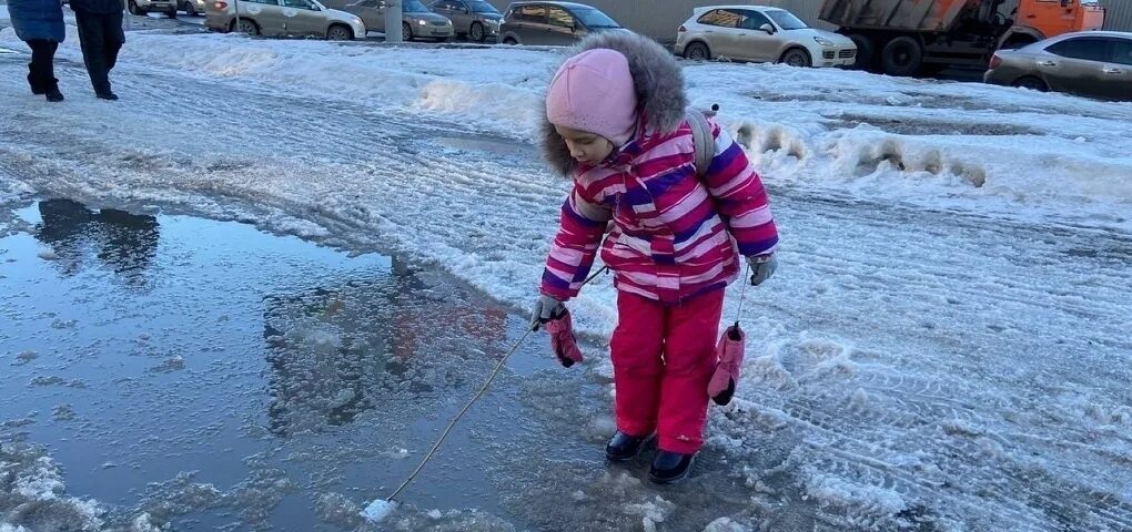 Лужа наружу. Весенние лужи. лужа на дороге. талые лужи. улица с лужами.