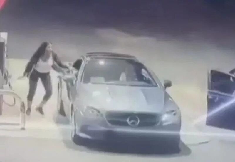 Идеальная машина отдает 80. Mercedes прыгающий. Запрыгивает в машину через окно. Видео запрыгивает в машину через окно. Угон автомобилей в 2023.