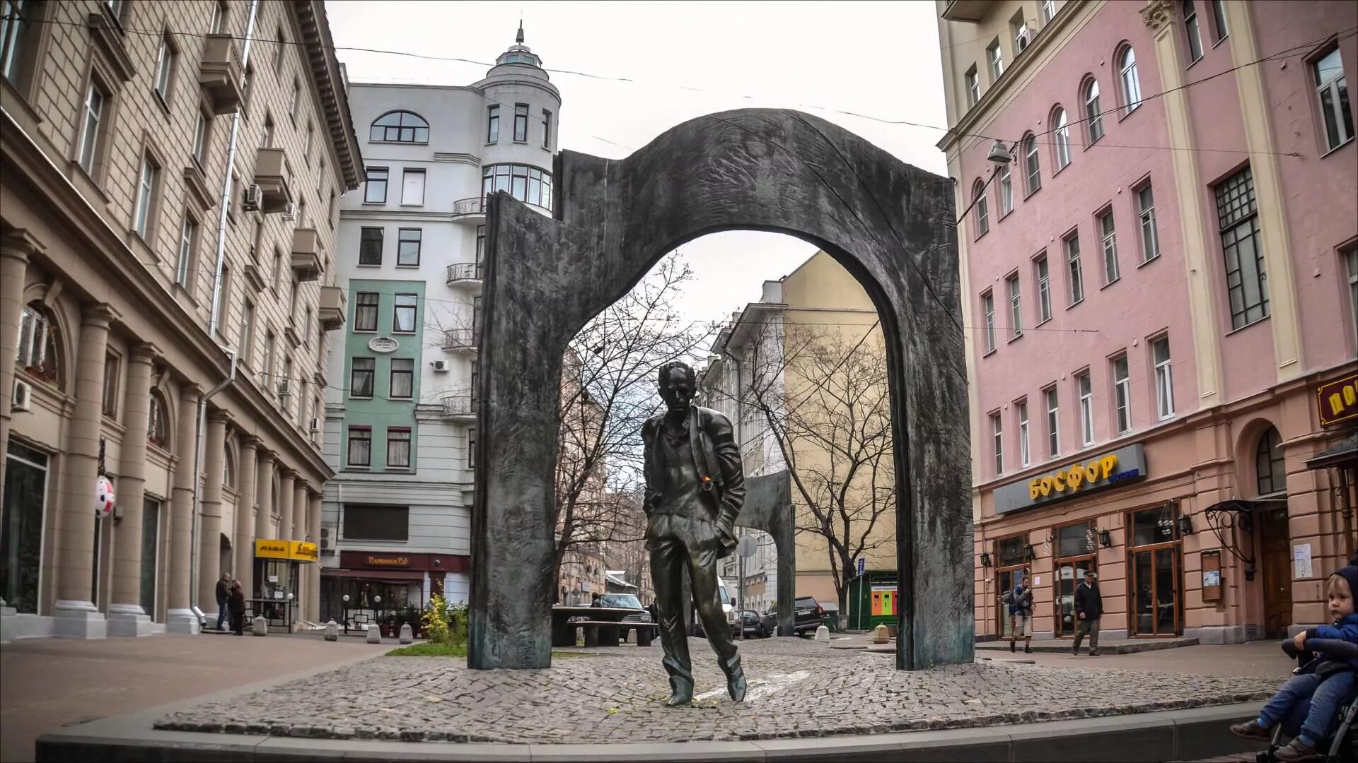 Памятник Окуджаве на Арбате. Памятники улица старый Арбат. Улица Арбат в Москве. Старый Арбат Москва памятник. Самые знаменитые улицы