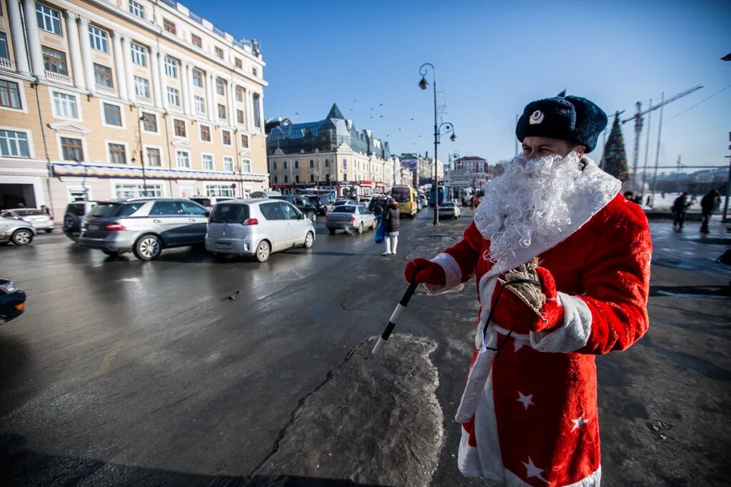 Уличная борьба дед мороз. Полицейский дед Мороз. Дед Мороз на улице. Дед Мороз полиция. Полиция новый год.
