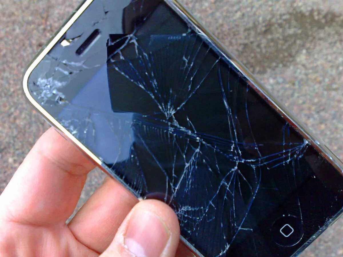 Сломался экран что делать. Разбитый смартфон. Смартфон с разбитым экраном. Разбитый экран телефона. Разбитое стекло.