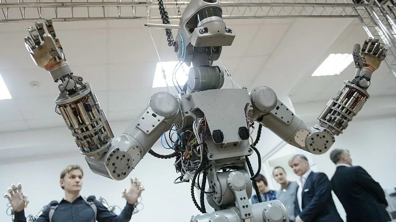 Роботы роботы везде. Робот российского производства. гражданские роботы. первый робот в россии.