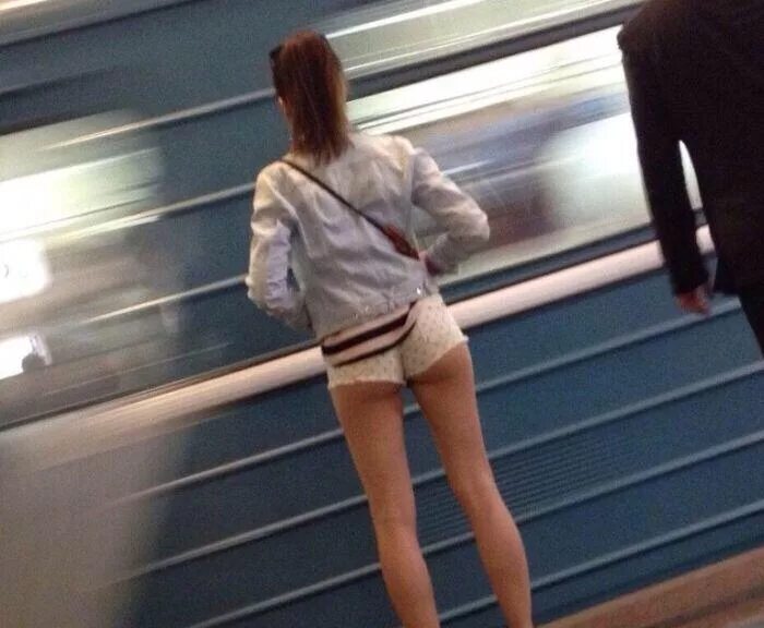Девушка в белых трусиках попалась на камеру в метро