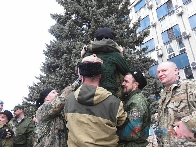 СБУ Луганск ополчения 2014 год. Взятие СБУ В Луганске. Луганск 2015. Здание СБУ В Луганске.