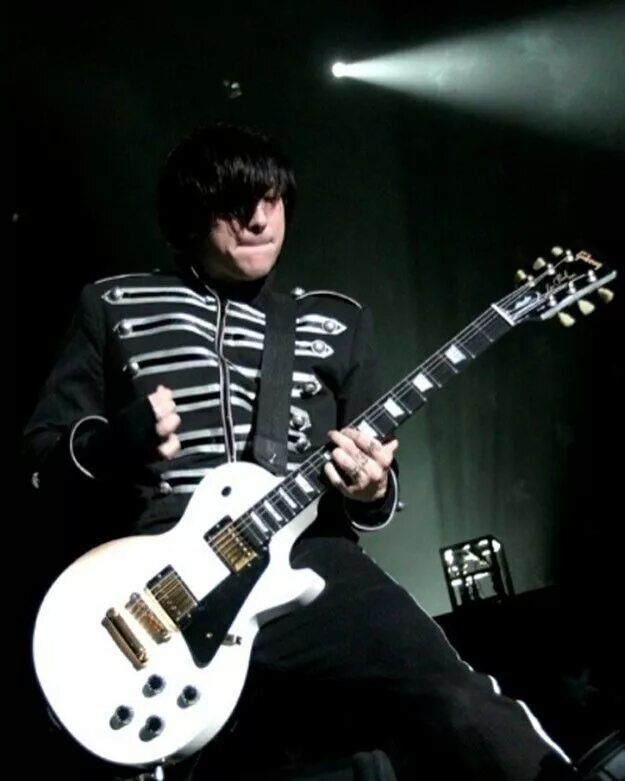 Фрэнк гитара. Фрэнк айеро black parade. фрэнк айеро 2007. фрэнк айеро с гитарой. my chemical romance frank iero.