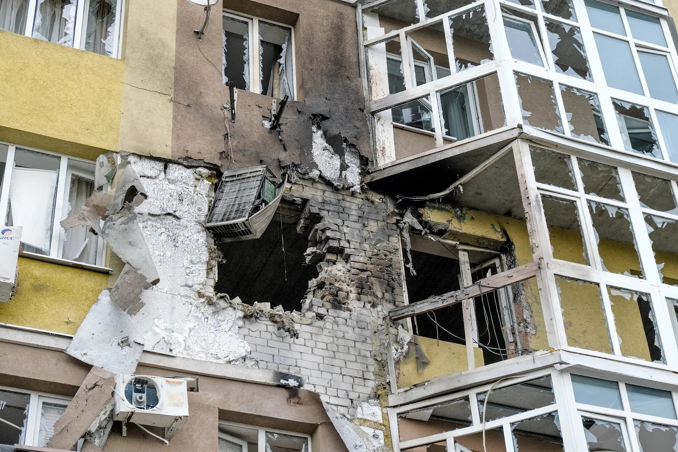 Беспилотники попали в жилые дома. Разрушенное здание. Жилые дома. Многоэтажка. Взрыв газа в доме.