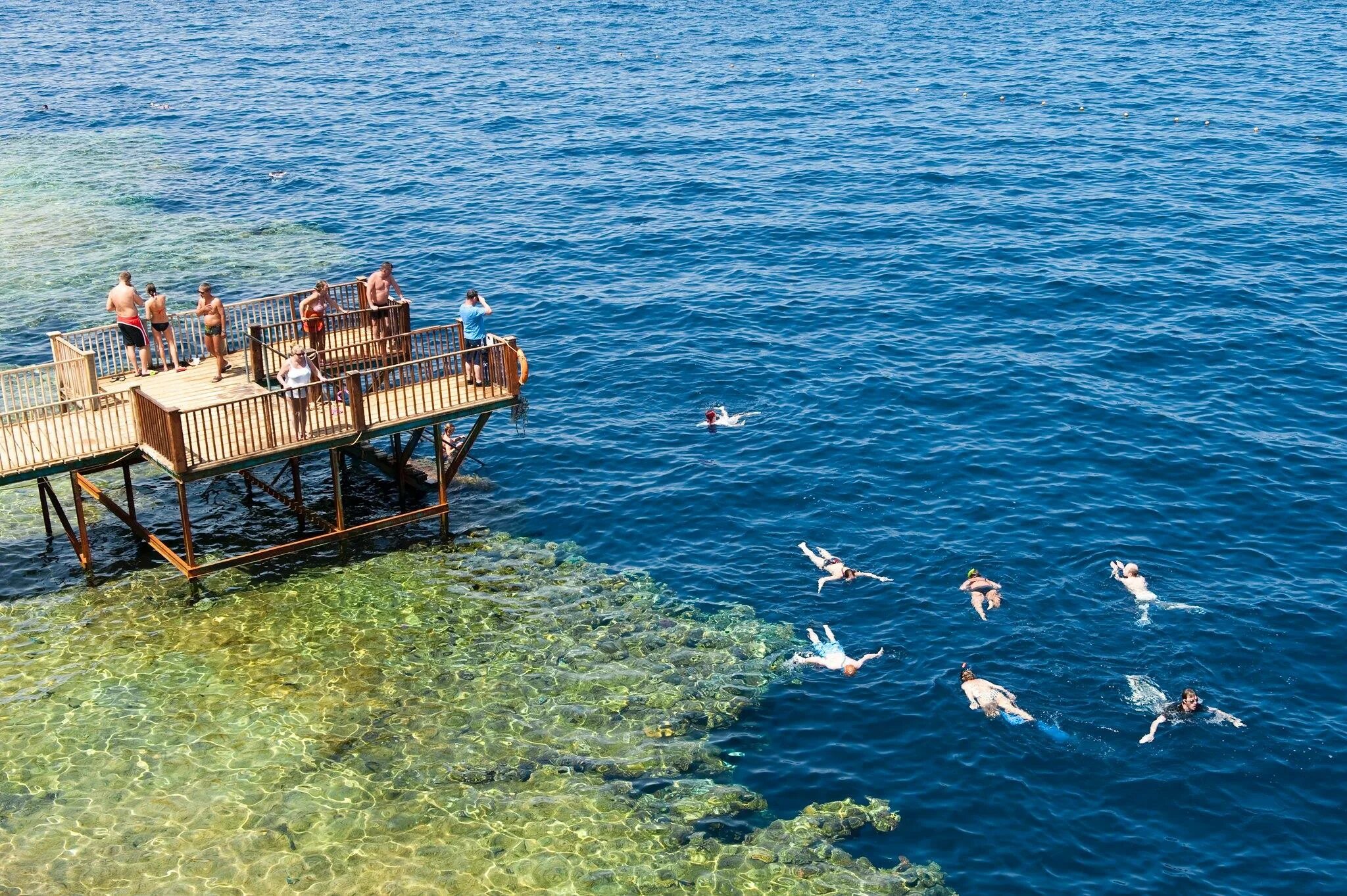 The grand hotel sharm el sheikh. Шарм-Эль-Шейх Пирс. Grand Sharm. Красное море с пирса. Египет море с пирса.