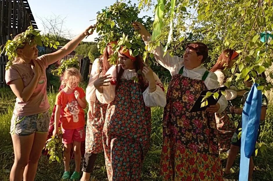 сценарий на троицу в сельском доме культуры. праздник русской березки. троица сценарий праздника на улице для народа. сценарий троица праздник русской березки на улице. кумление семик.