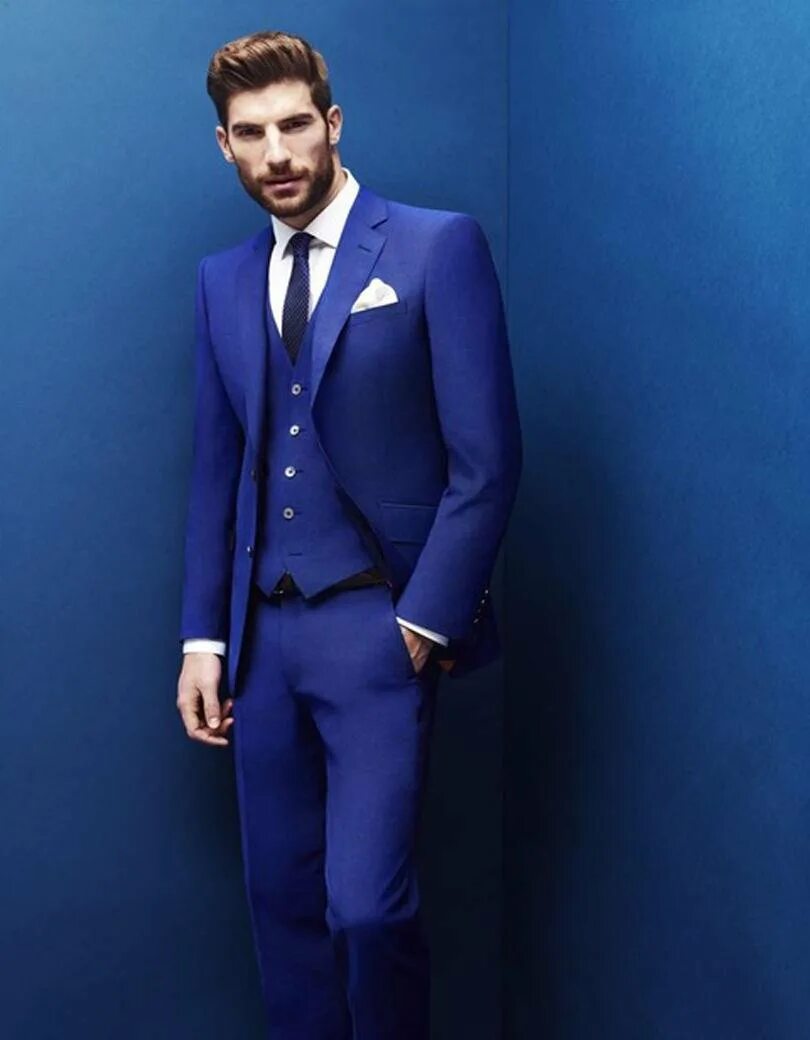 Крокус мужчины в синей одежде. Костюм мужской. Свадебные костюмы для мужчин. Мужчина в костюме. Костюм мужской, синий.