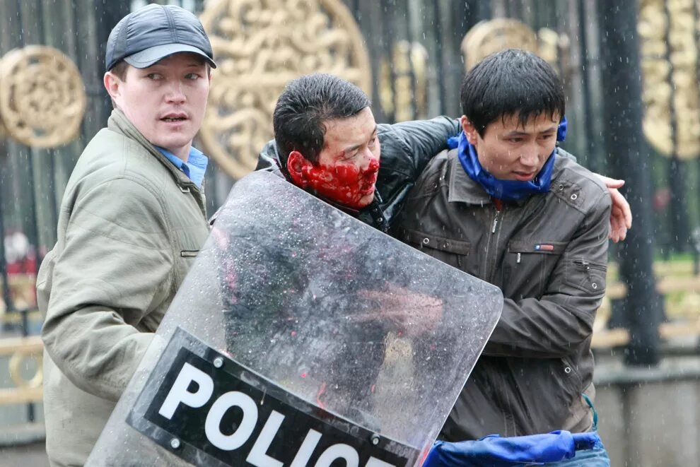 2010 год события. Апрельская революция в кыргызстане 2010. революция в киргизии 2010 мародеры. 7 апреля 2010 беспорядки в киргизии. 7 апрель революция кыргызстана.