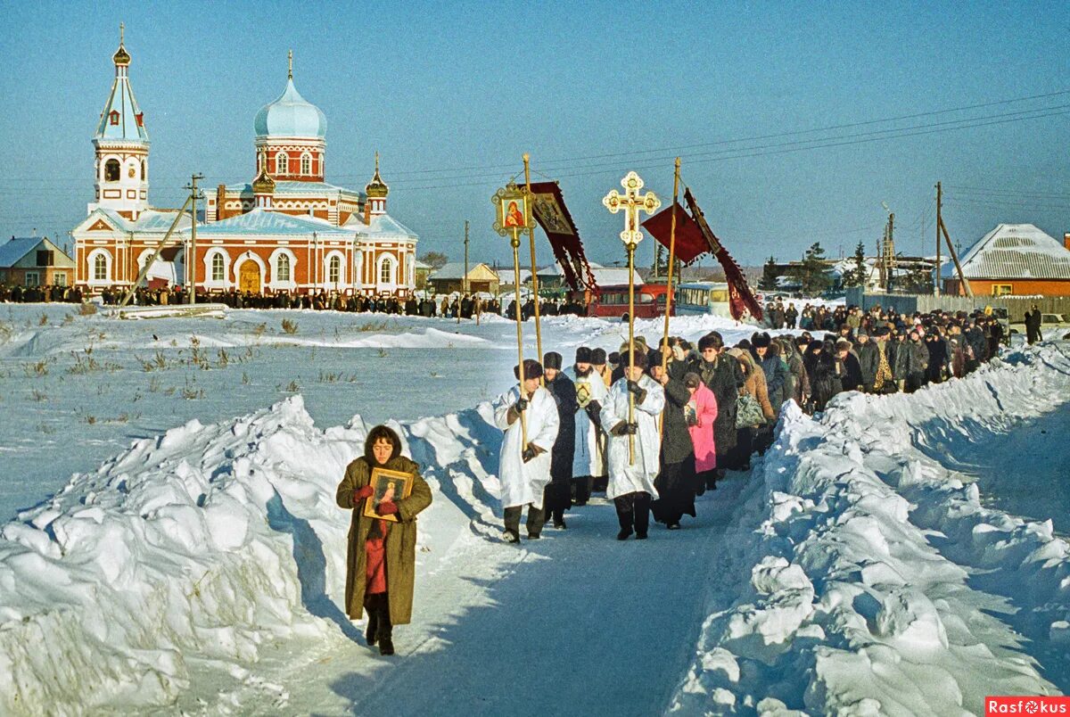 Погода 2000 года. Храм зима крещение. Праздник крещения крестный ход. Большекулачье зимой. Морозный вечер на крещение.