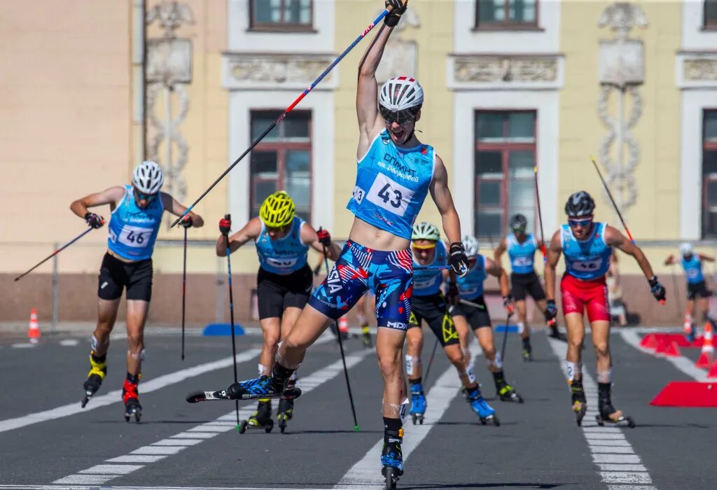 Спринт санкт петербург. Спринт на Дворцовой 2022 биатлон. Роликовые лыжи. Лыжные гонки лыжи роллеры. Лыжероллеры соревнования.