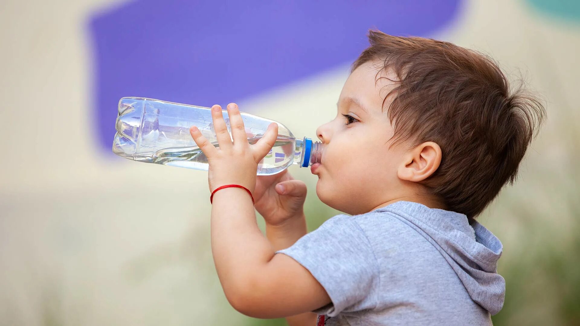 Дети пьют из бутылки. Ребенок пьет воду. Ребенок пьет воду из бутылки. Питьевая вода для детей. Мальчик пьет воду.