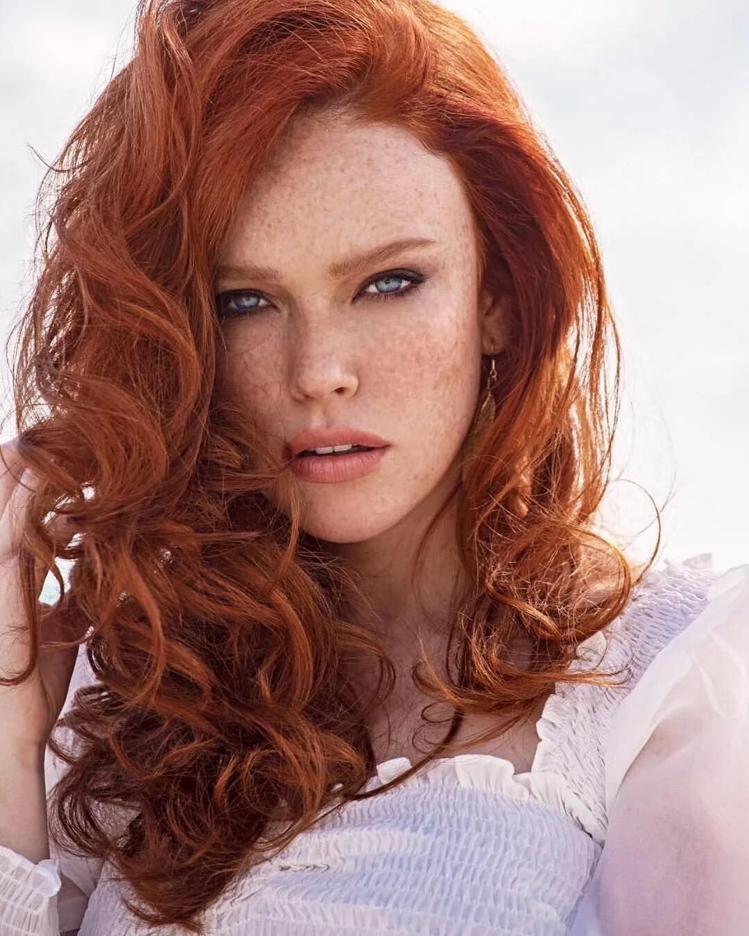 Red hair woman. Медный Тициан. Alexandra Madar. Медный Тициан цвет волос. Рыжеволосая Катрин кюн.