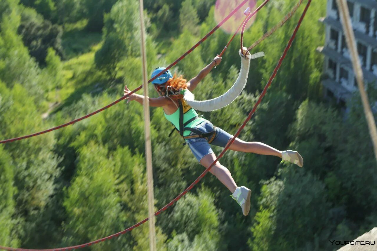 Aj hackett bungee. Тарзанка краснодарский край. Тарзанка в абхазии через реку. Тарзанка краснодарский край. Виа феррата мишоко.