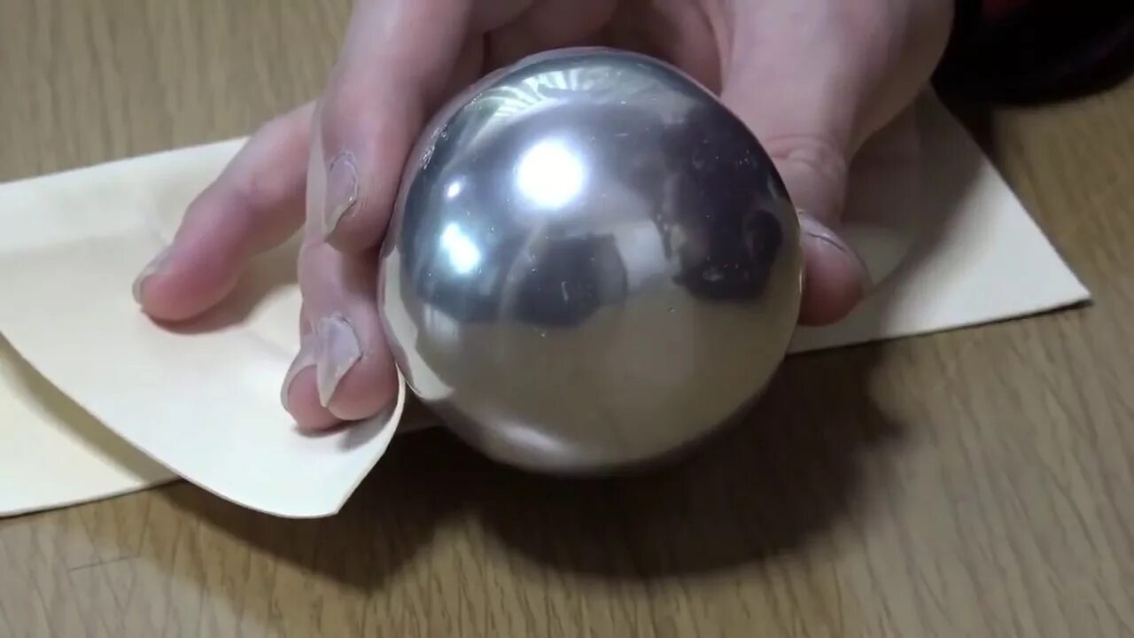 Сделать круглый шар. Металлический шар из фольги. Полированные шары из фольги. Шар обклеенный фольгой. Гладкий шарик из фольги.