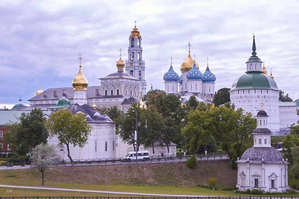 Сергиев посад лавра территория. Архитектурный ансамбль троице-сергиевой лавры. Сергиевой лавры где. Сергиев посад монастырь сергия радонежского. Сергиевой лавры где.