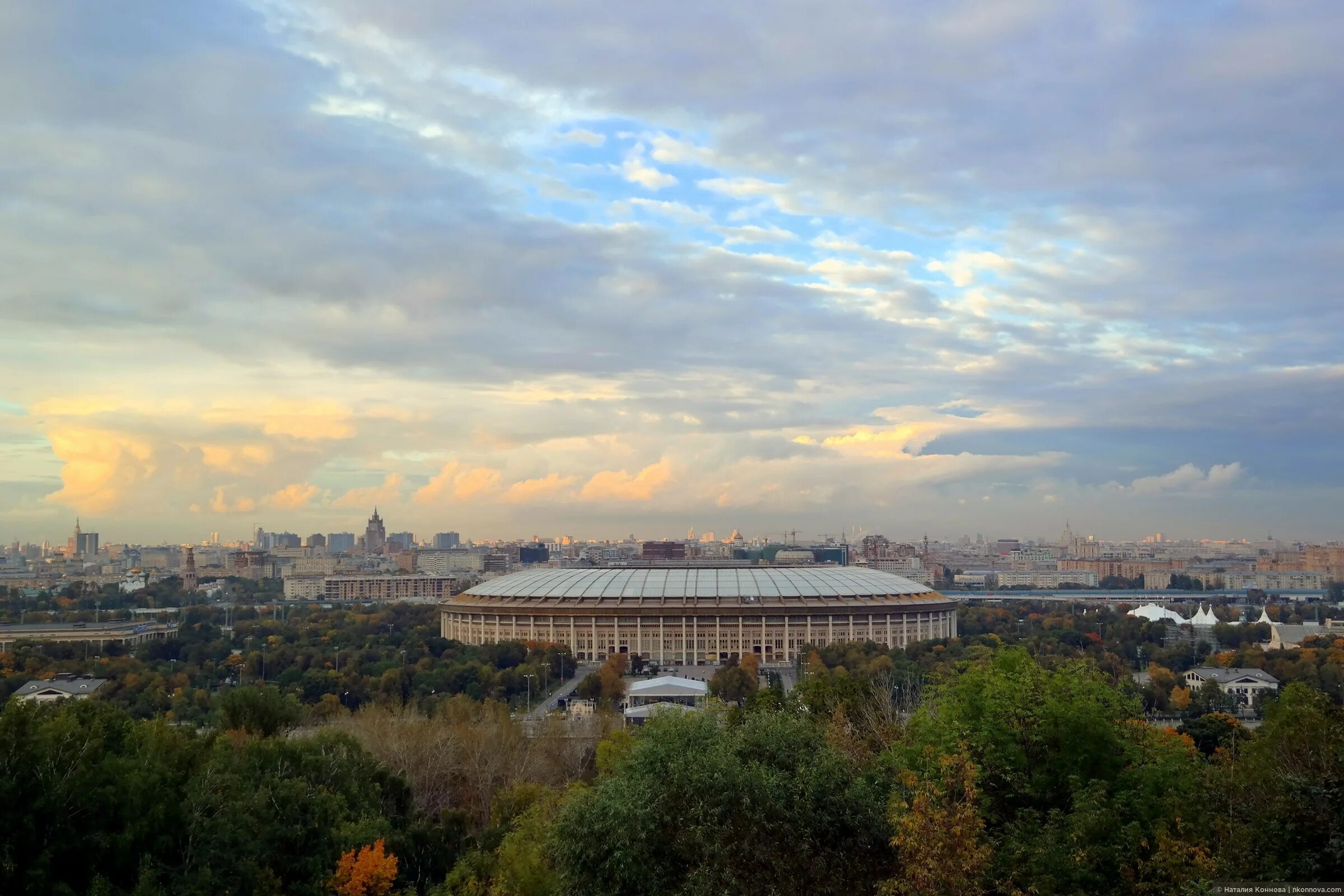 Воробьевы горы москва площадка. Москва Воробьевы горы смотровая площадка. Смотровая площадка МГУ Воробьевы горы. Воробьевы горы смотровая площадка панорама. Вид на Лужники с Воробьевых гор.