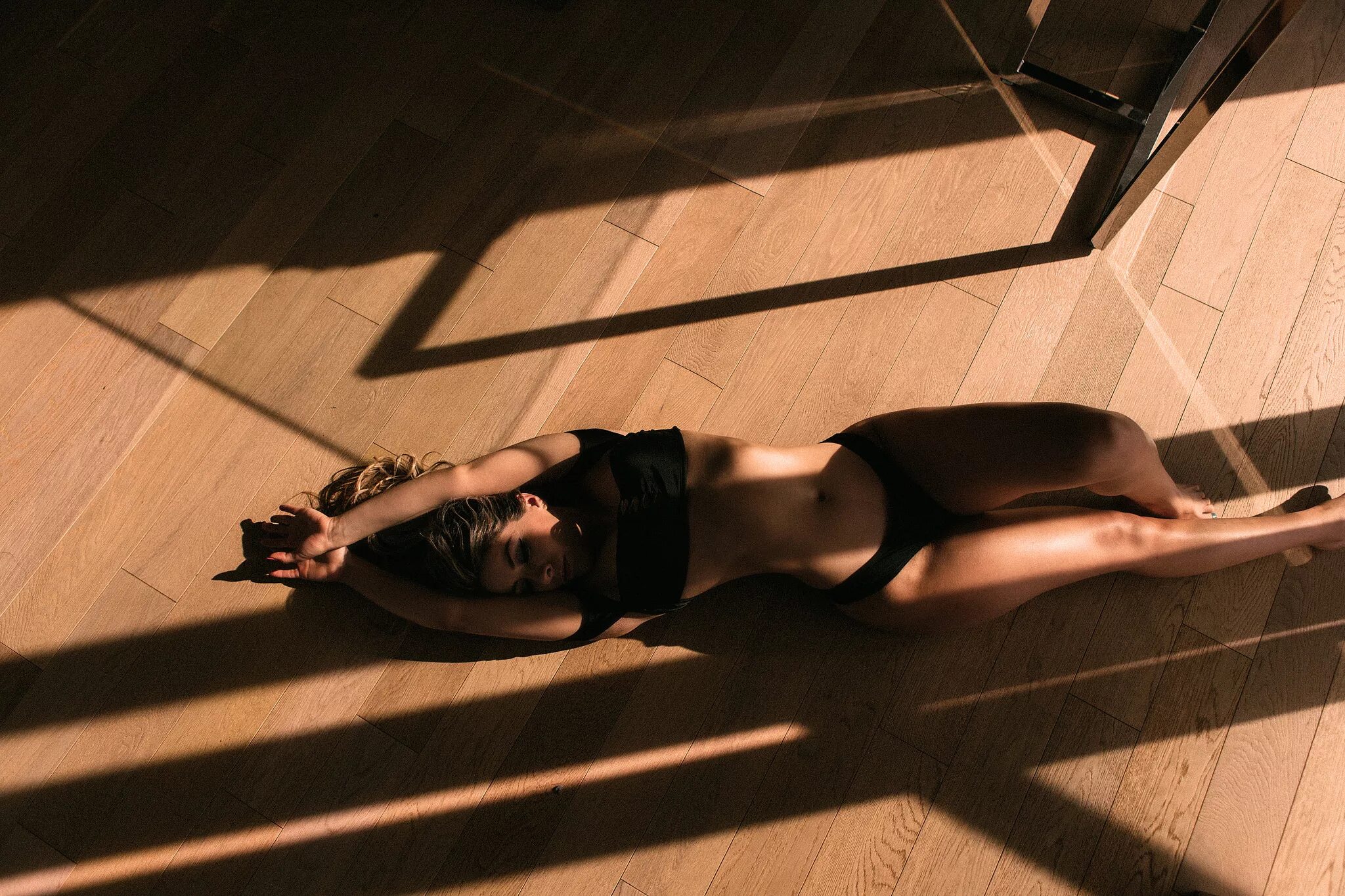 Девушка на полу обои. Девушка лежит на спине. Полы девушек видео. Аглая рязанова босиком. Полы девушек видео.