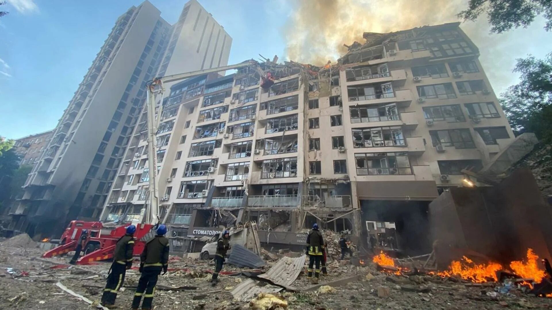 Взрыв в киеве сегодня последние новости. Обстрел жилых домов в Киеве. Взрывы домов в Украине. Разрушенный город. Дом уничтожили в Киеве.