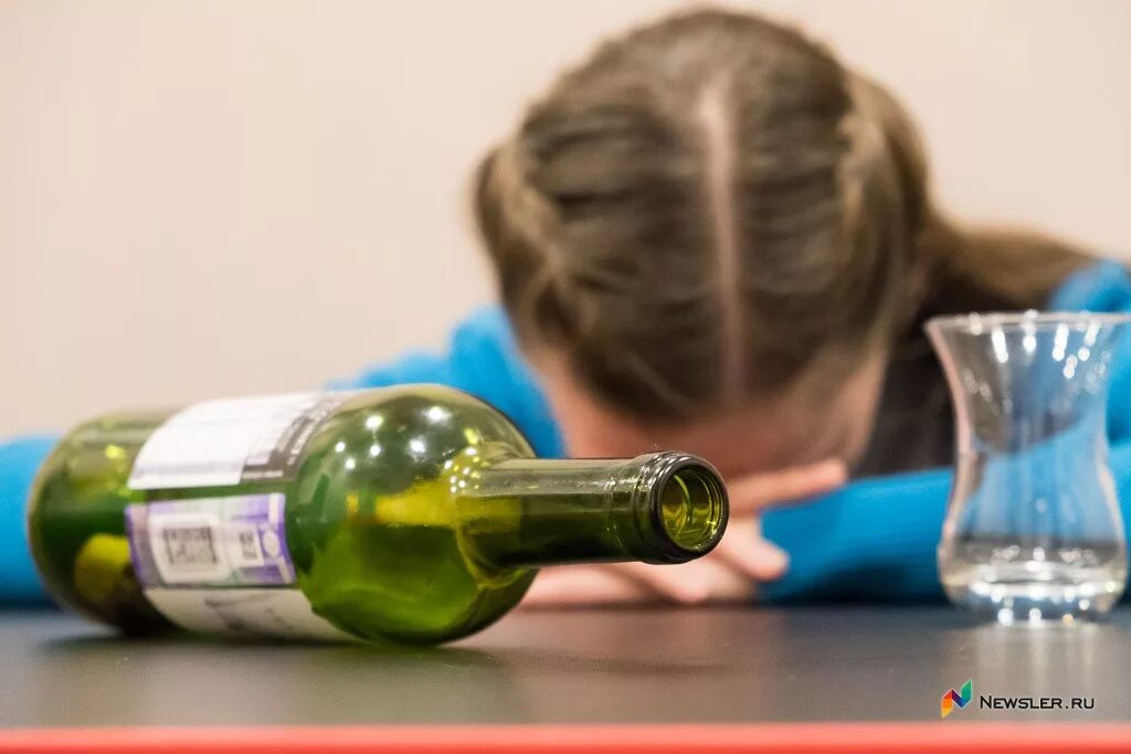 Фееричный удар по голове бутылкой. Девушка разбивает бутылку об голову парня. Бутылкой девушку по голове. Бьет по груди. Бутылкой девушку по голове.