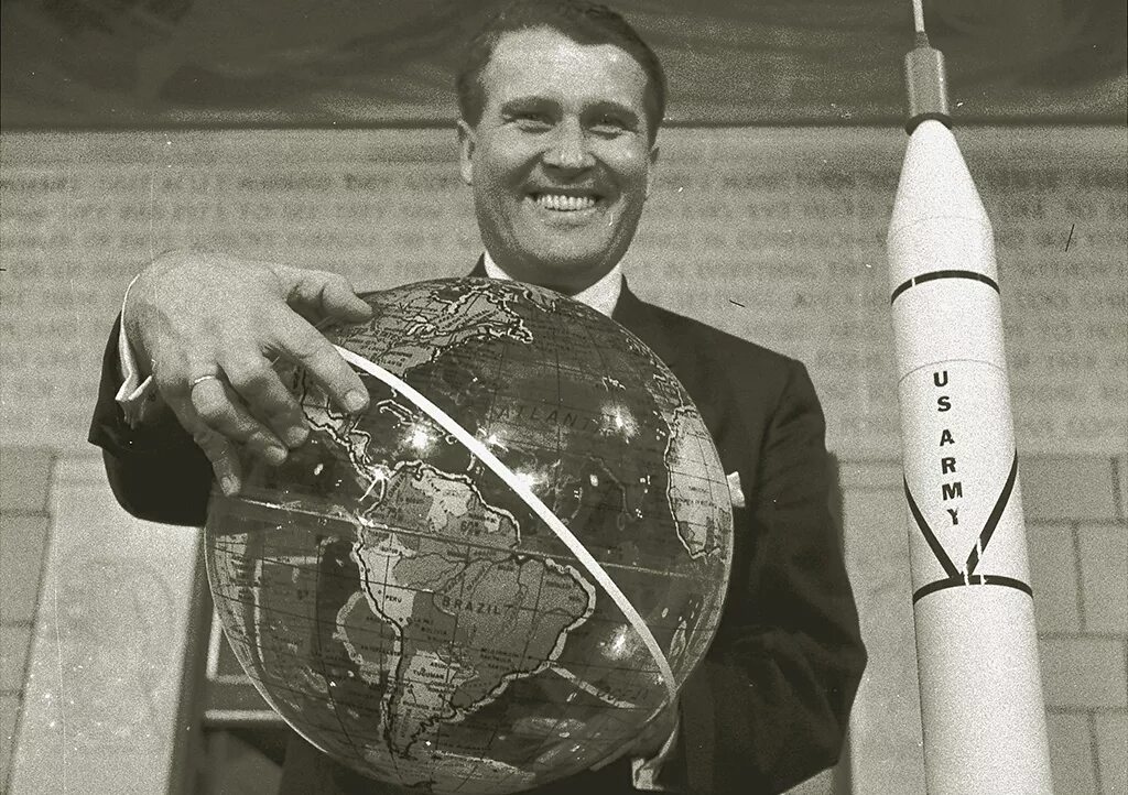 Первый спутник земли сша. Вернер фон Браун. Ракеты Вернера фон Брауна. Вернер фон Браун смеется.