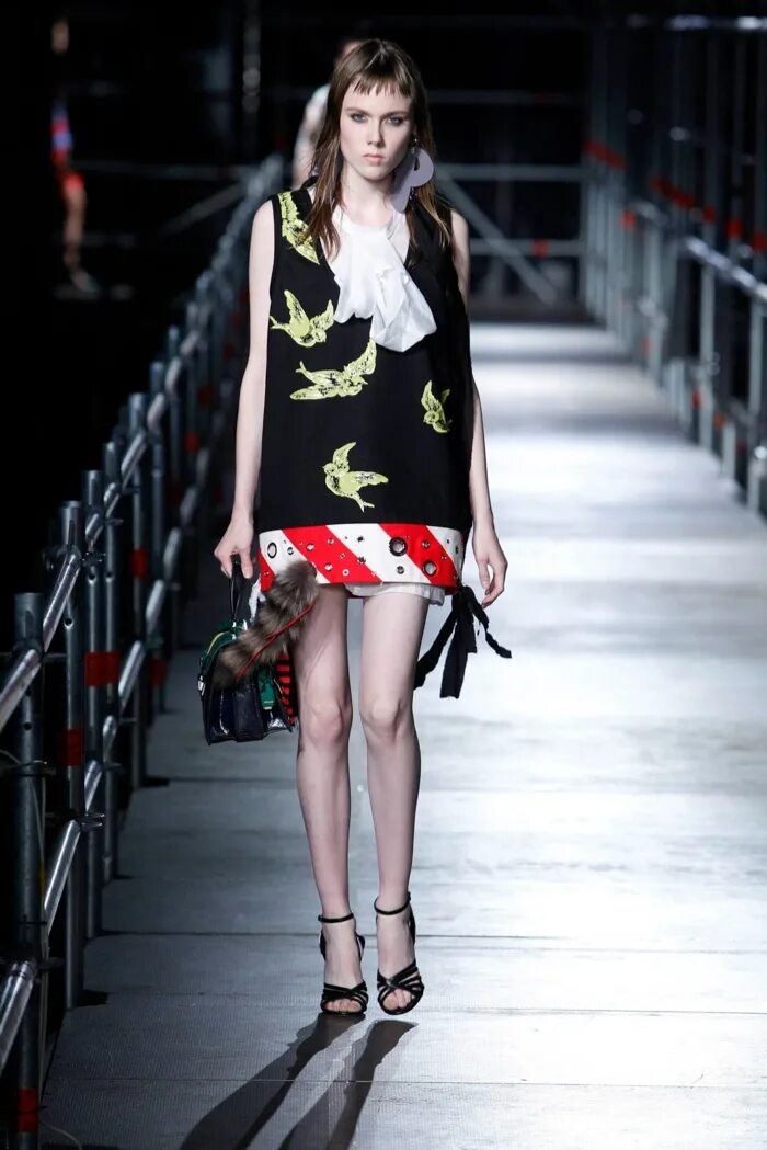Miu miu mayot. Новая коллекция miu miu 2025. miu miu лукбук. итальянского бренда miu miu. миу-миу фото.