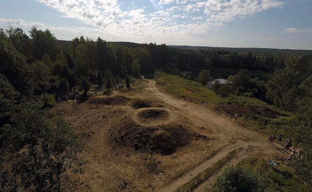 гнездово раскопки. раскопки в гнездово смоленск. раскопки в гнездово смоленск. гнездовские курганы музей заповедник. гнёздово археологический комплекс.