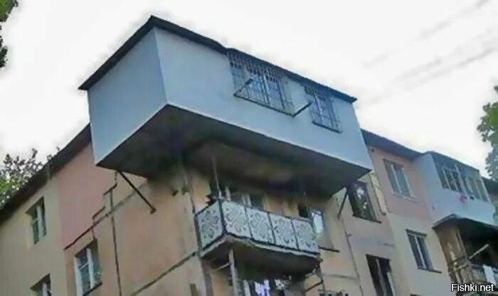 Под балконом первого этажа. Тбилиси балконы самострой. Пристройка балкона. Пристроенный балкон на первом этаже. Балкон пристроенный к первому этажу.